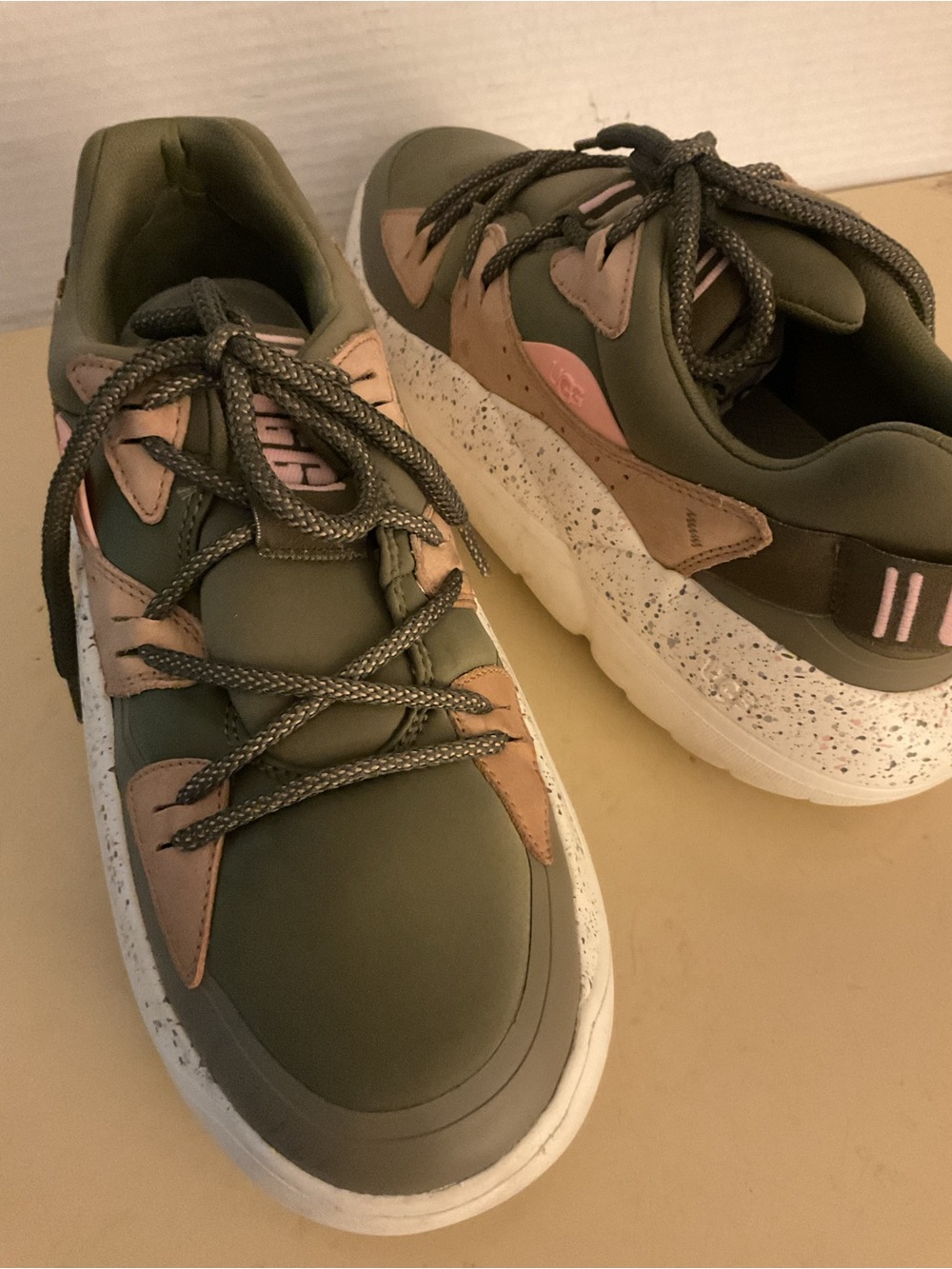 UGG women La Cloud pls Olive Green mesh Sneakers US 11